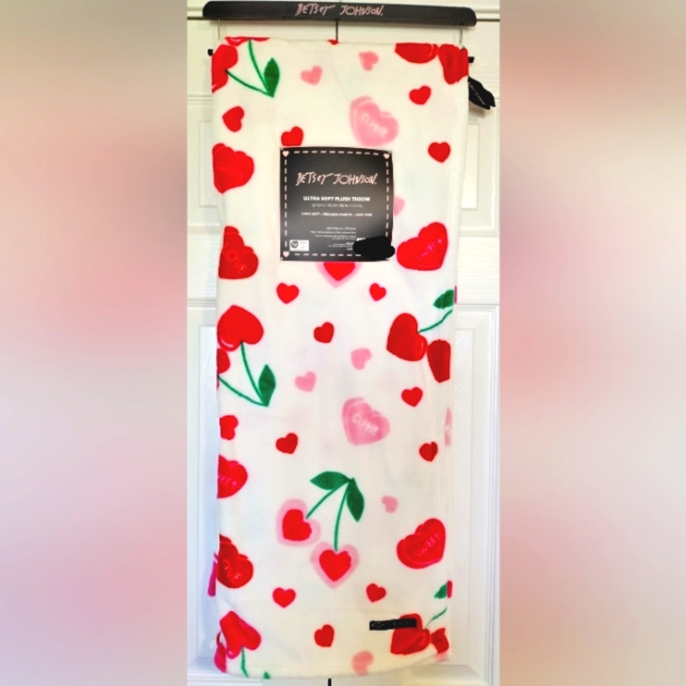 Betsey Johnson Soft Plush Throw Blanket Valentines Hearts Love Pink Red